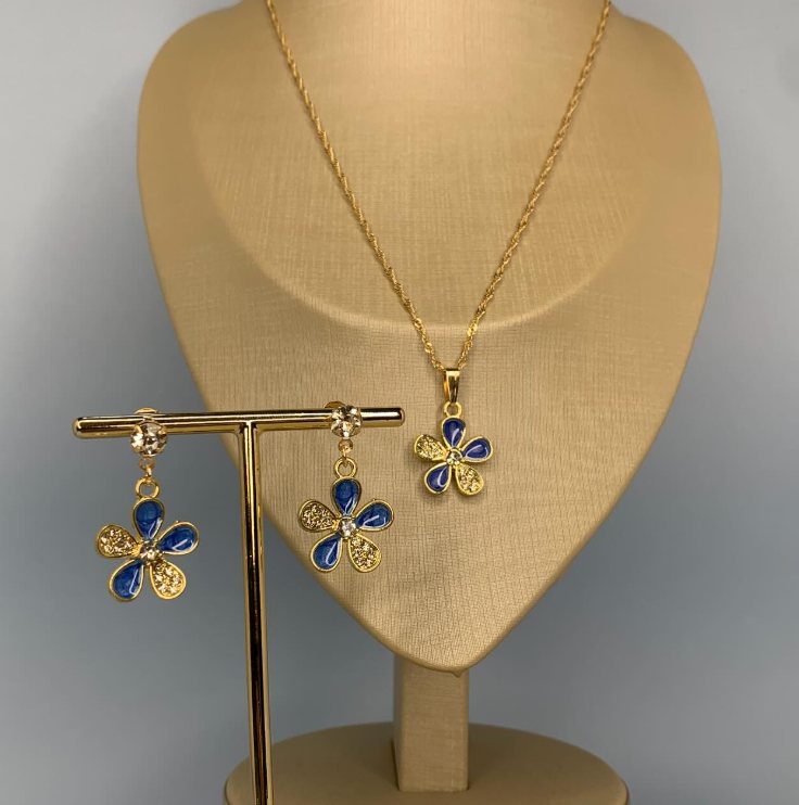 Conjunto de colar e brincos de flor azul da Blue Biju