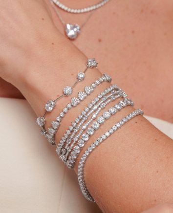 Pulseiras e colar com pedras brilhantes